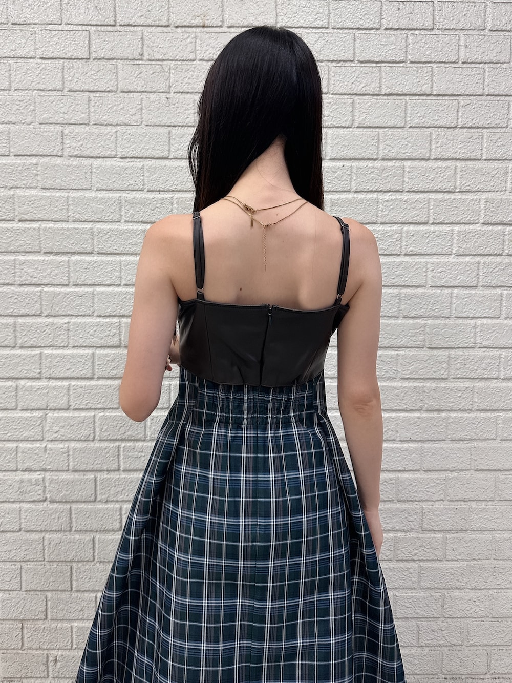 グリーン系のワンピース、ブラウン系のブーツを着用したレディースの秋コーディネートの7枚目の写真