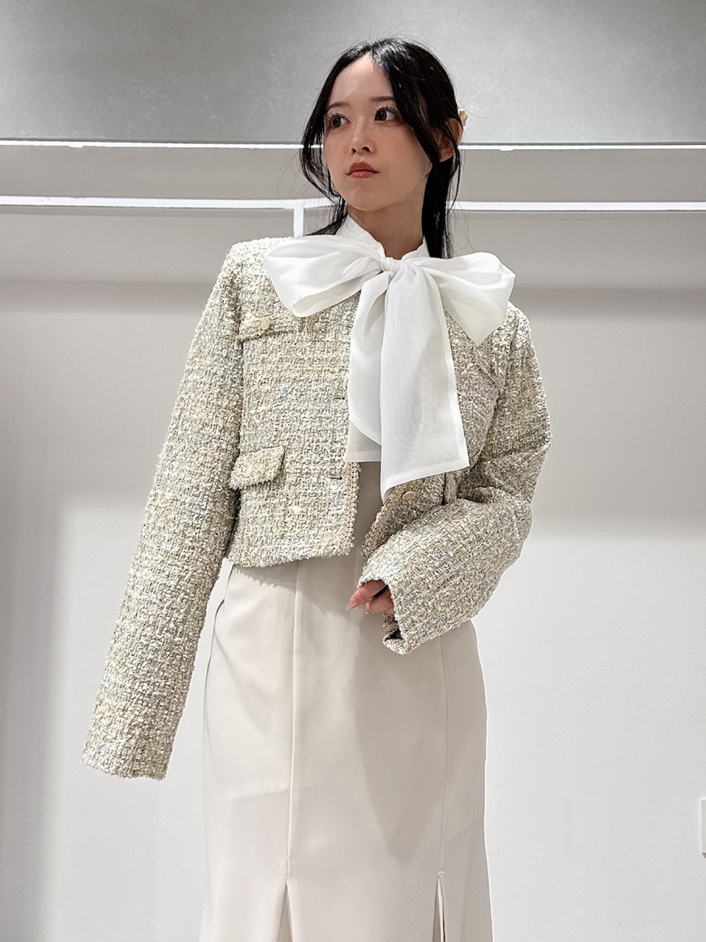 グリーン系のテーラードジャケット、ホワイト系のシャツ/ブラウス、ホワイト系のスカートを着用したレディースの春コーディネートの4枚目の写真