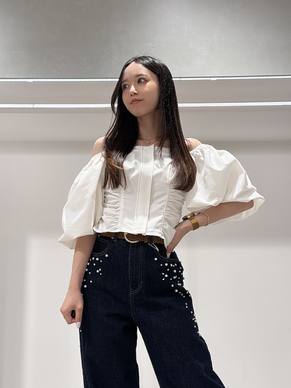 ホワイト系のシャツ/ブラウス、ブルー系のデニムパンツ、ブラック系のサンダルを着用したレディースの夏コーディネートの4枚目の写真