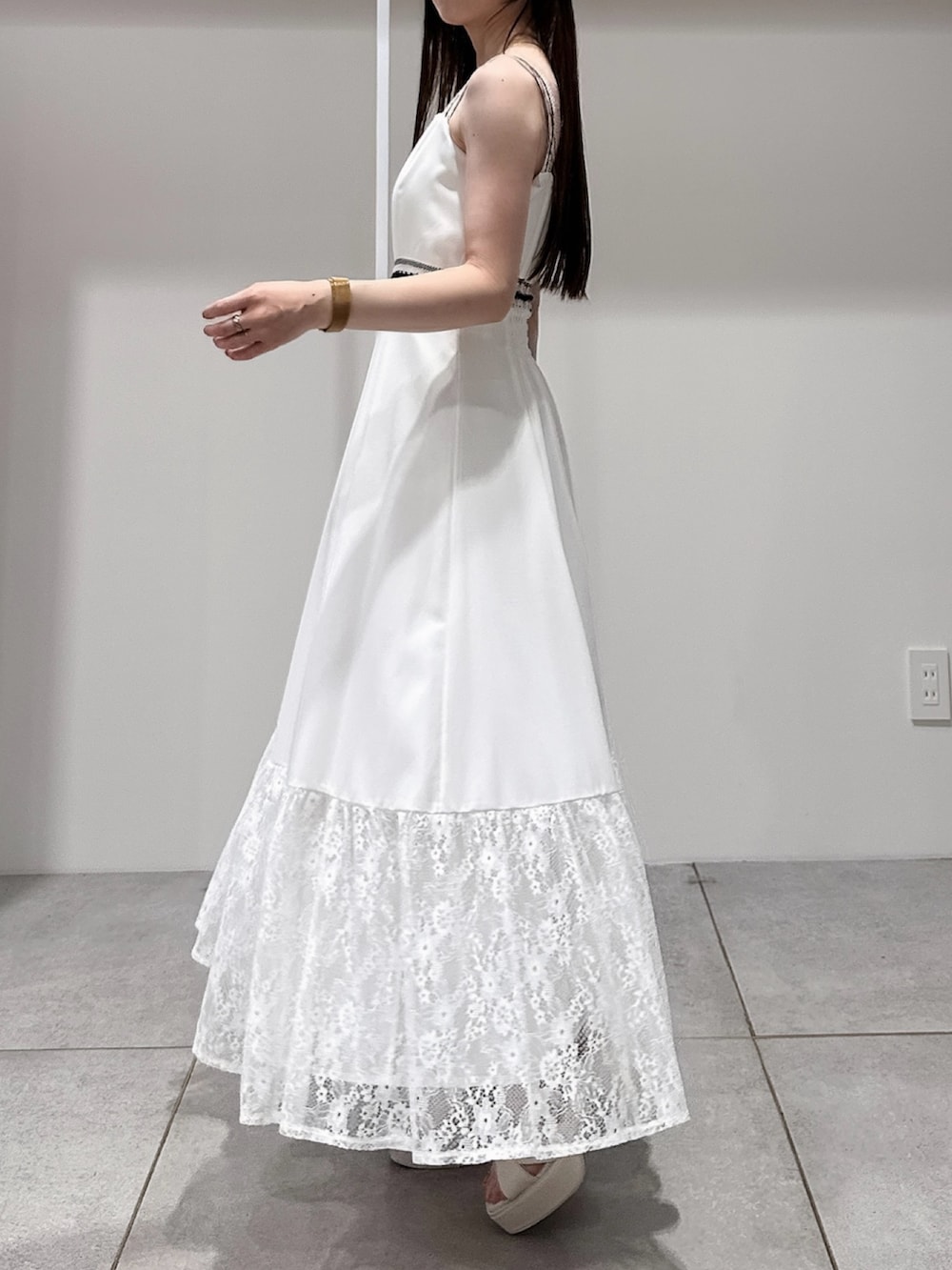 ホワイト系のワンピース、ホワイト系のサンダルを着用したレディースの夏コーディネートの2枚目の写真