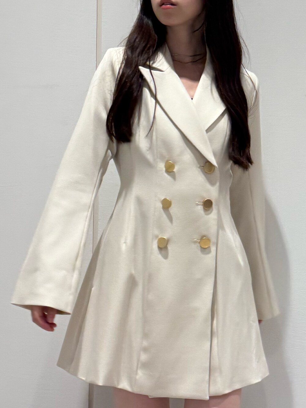 ホワイト系のワンピース、ベージュ系のブーツを着用したレディースの夏コーディネートの7枚目の写真