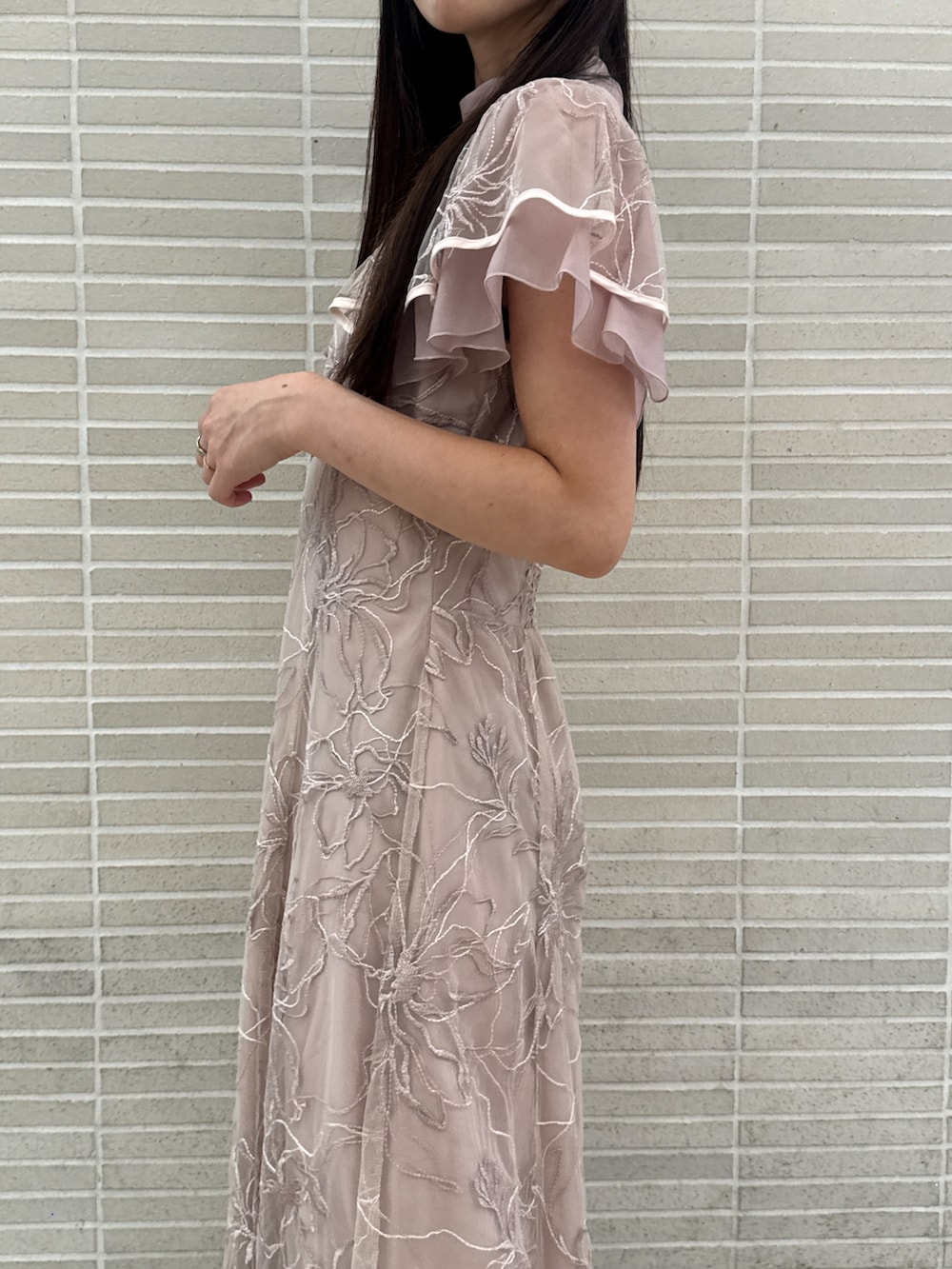 ピンク系のドレス、ホワイト系のパンプスを着用したレディースの秋コーディネートの5枚目の写真