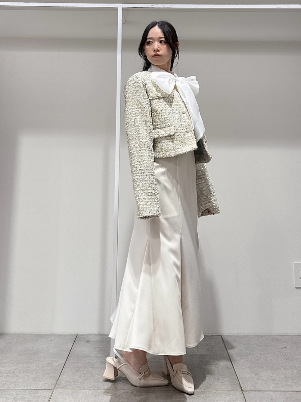 グリーン系のテーラードジャケット、ホワイト系のシャツ/ブラウス、ホワイト系のスカートを着用したレディースの春コーディネートの2枚目の写真