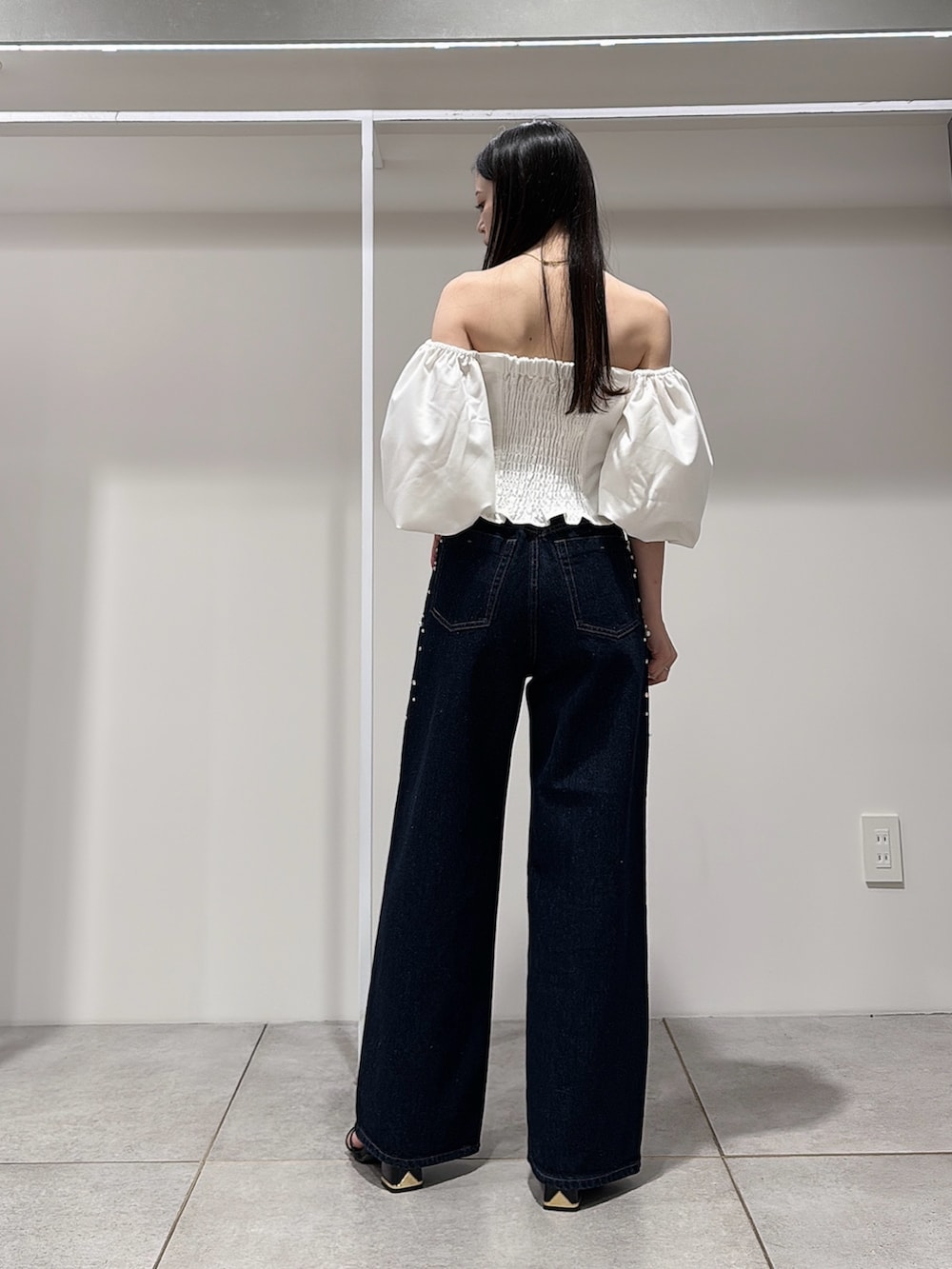 ホワイト系のシャツ/ブラウス、ブルー系のデニムパンツ、ブラック系のサンダルを着用したレディースの夏コーディネートの3枚目の写真