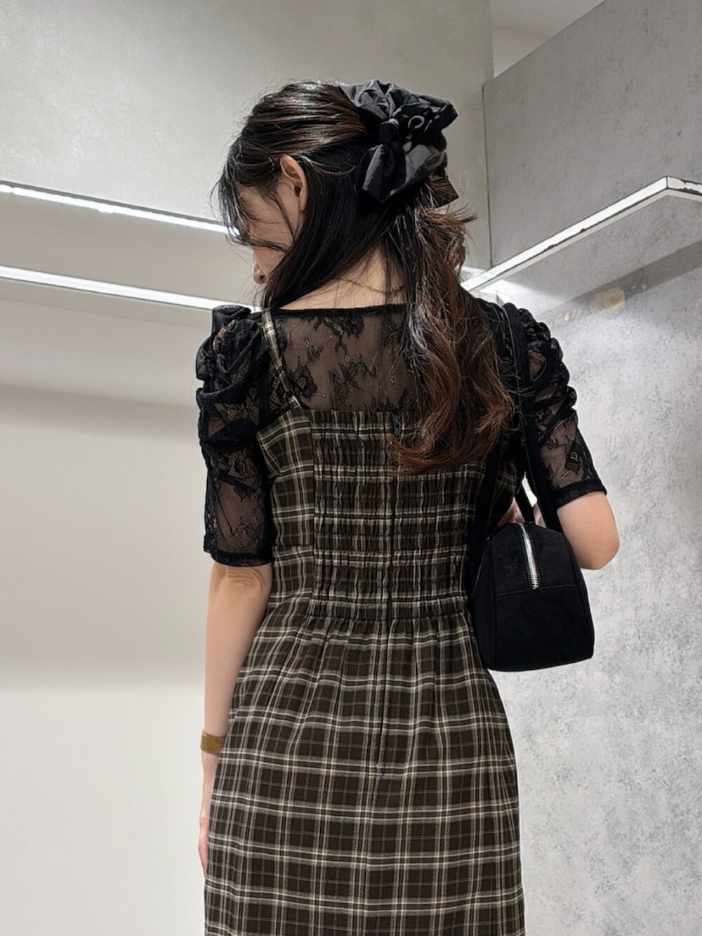 ブラック系のサンダル、ブラック系のTシャツ/カットソー、その他のワンピースを着用したレディースの夏コーディネートの7枚目の写真