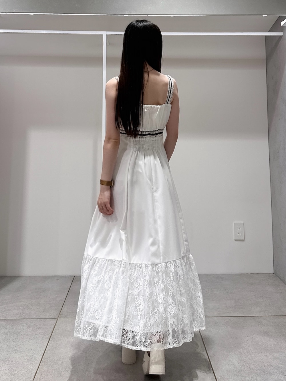 ホワイト系のワンピース、ホワイト系のサンダルを着用したレディースの夏コーディネートの3枚目の写真