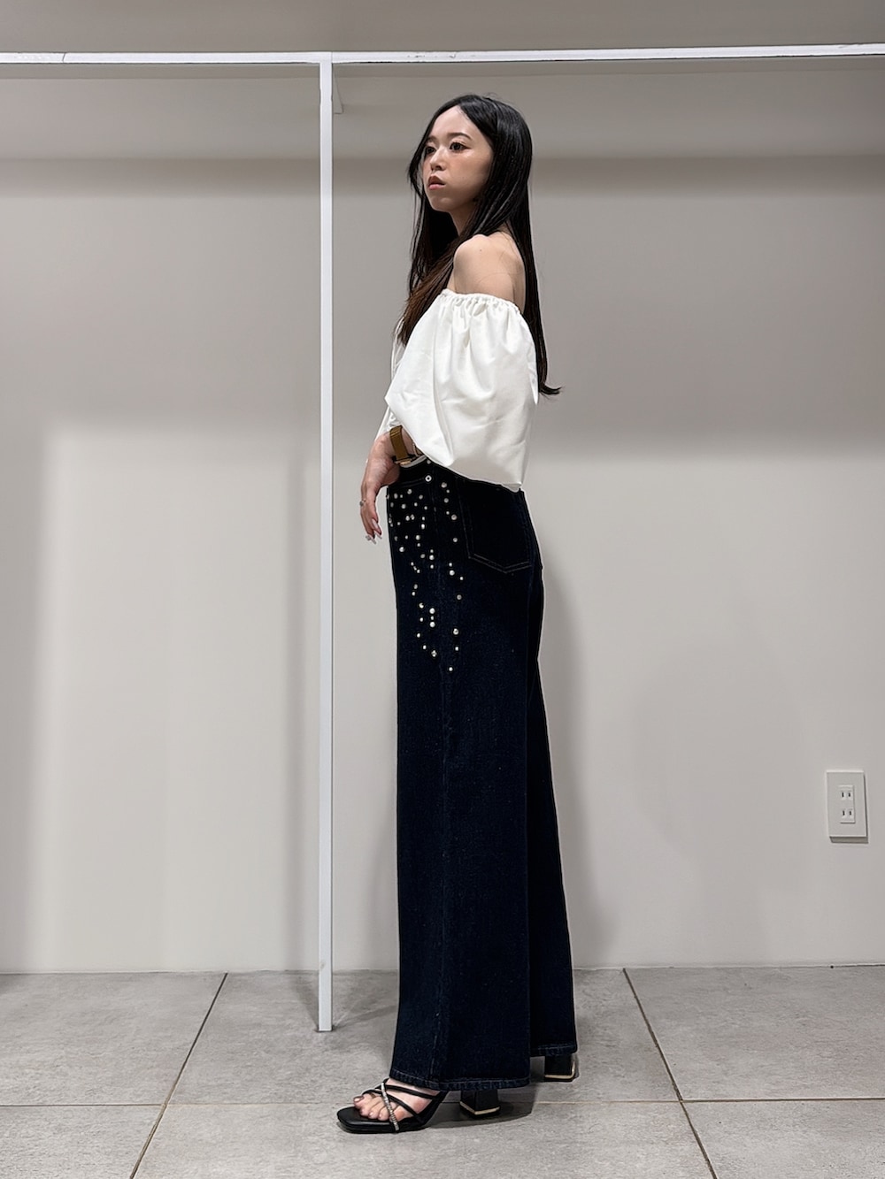 ホワイト系のシャツ/ブラウス、ブルー系のデニムパンツ、ブラック系のサンダルを着用したレディースの夏コーディネートの2枚目の写真