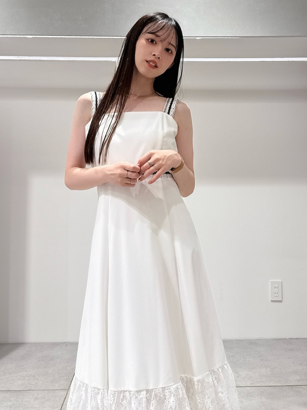 ホワイト系のワンピース、ホワイト系のサンダルを着用したレディースの夏コーディネートの4枚目の写真