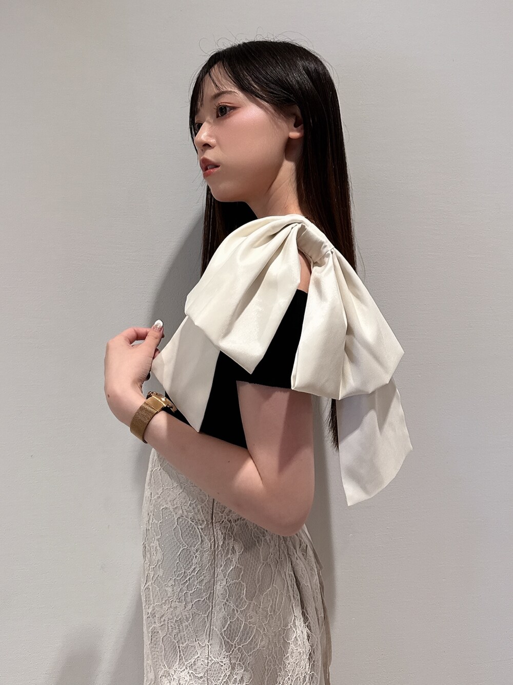 ブラック系のニット/セーター、ホワイト系のスカート、ブラウン系のサンダルを着用したレディースの夏コーディネートの8枚目の写真