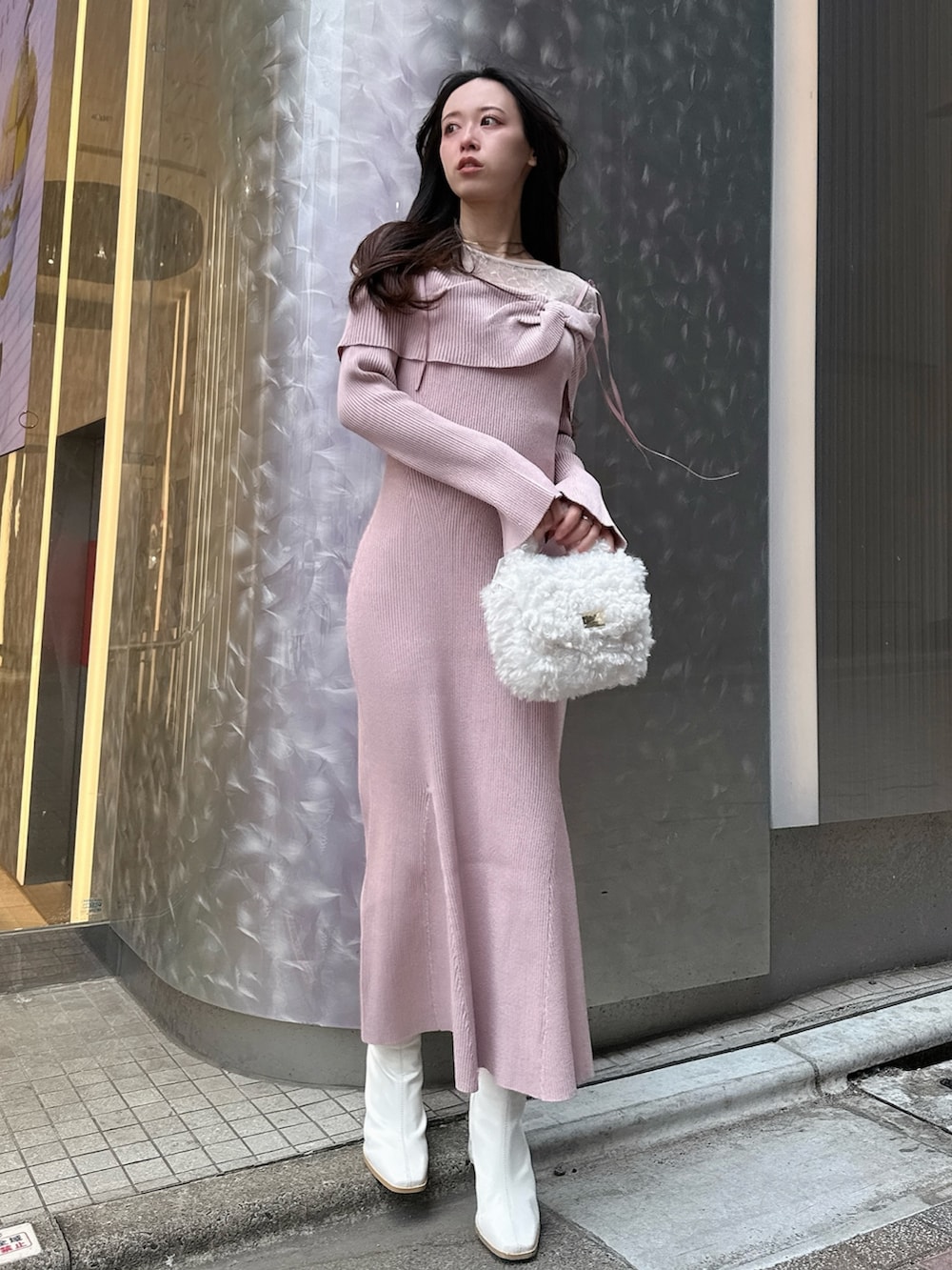 ピンク系のワンピース、ホワイト系のハンドバッグ、ホワイト系のブーツを着用したレディースの冬コーディネートの5枚目の写真