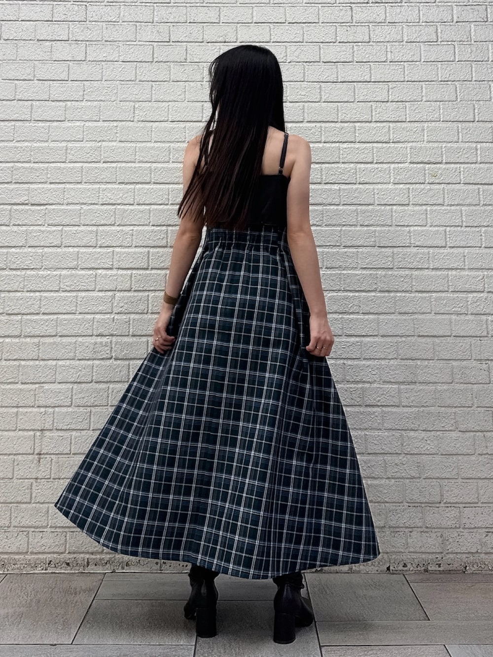 グリーン系のワンピース、ブラウン系のブーツを着用したレディースの秋コーディネートの3枚目の写真