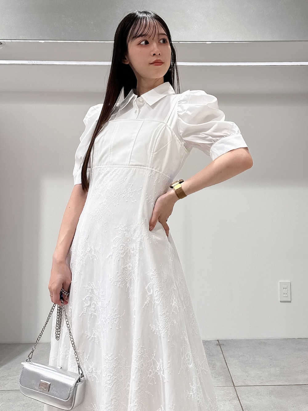 ホワイト系のワンピース、シルバー系のボディバッグ/ウエストポーチ、ホワイト系のサンダルを着用したレディースの夏コーディネートの6枚目の写真