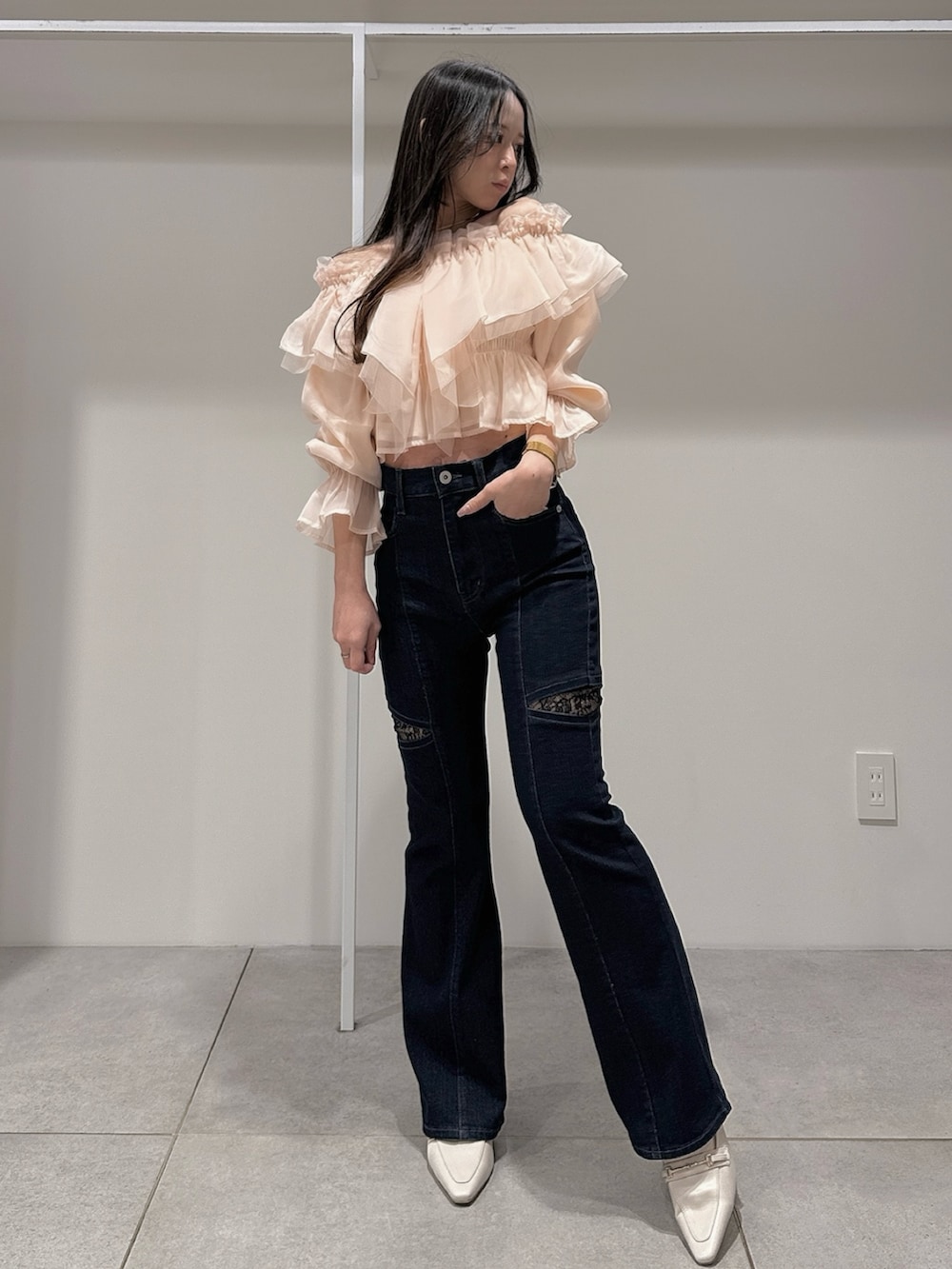 ピンク系のシャツ/ブラウス、ブルー系のデニムパンツ、ホワイト系のパンプスを着用したレディースの春コーディネートの4枚目の写真