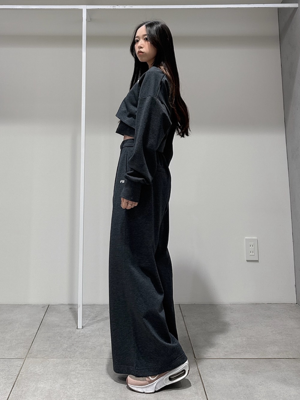 グレー系のTシャツ/カットソー、グレー系のその他パンツを着用したレディースの春コーディネートの2枚目の写真