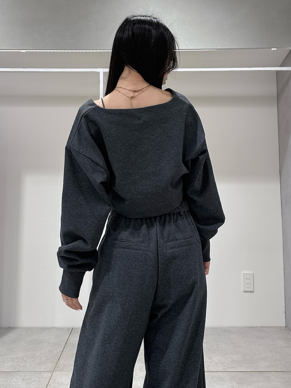 グレー系のTシャツ/カットソー、グレー系のその他パンツを着用したレディースの春コーディネートの6枚目の写真