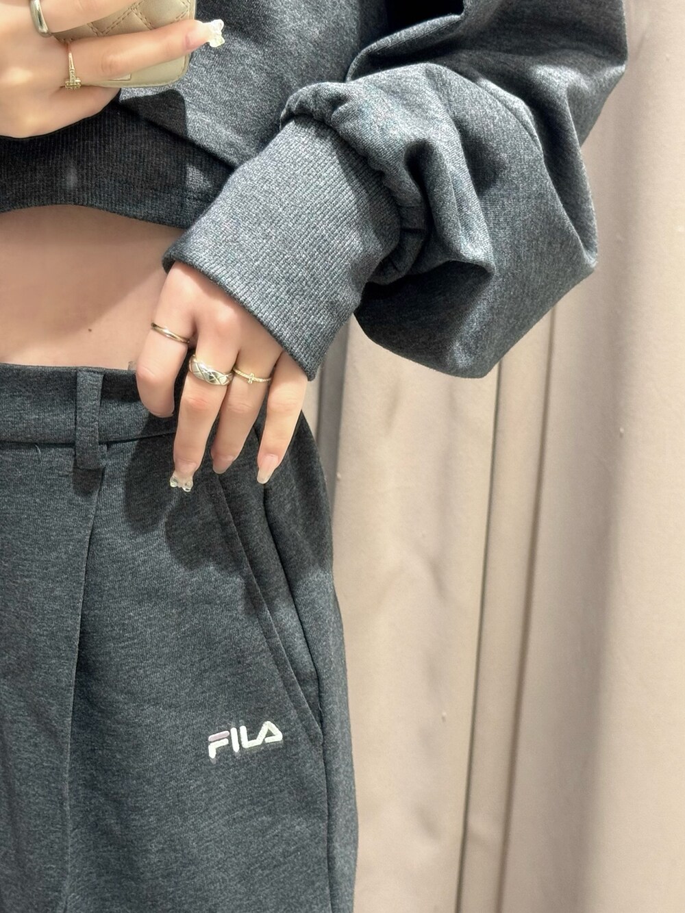 グレー系のTシャツ/カットソー、グレー系のその他パンツを着用したレディースの春コーディネートの8枚目の写真