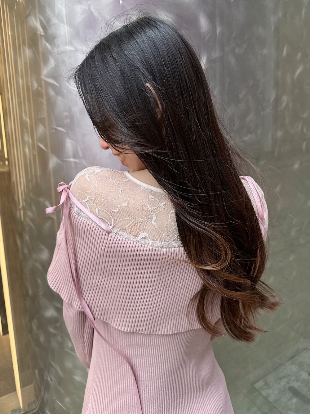 ピンク系のワンピース、ホワイト系のハンドバッグ、ホワイト系のブーツを着用したレディースの冬コーディネートの8枚目の写真