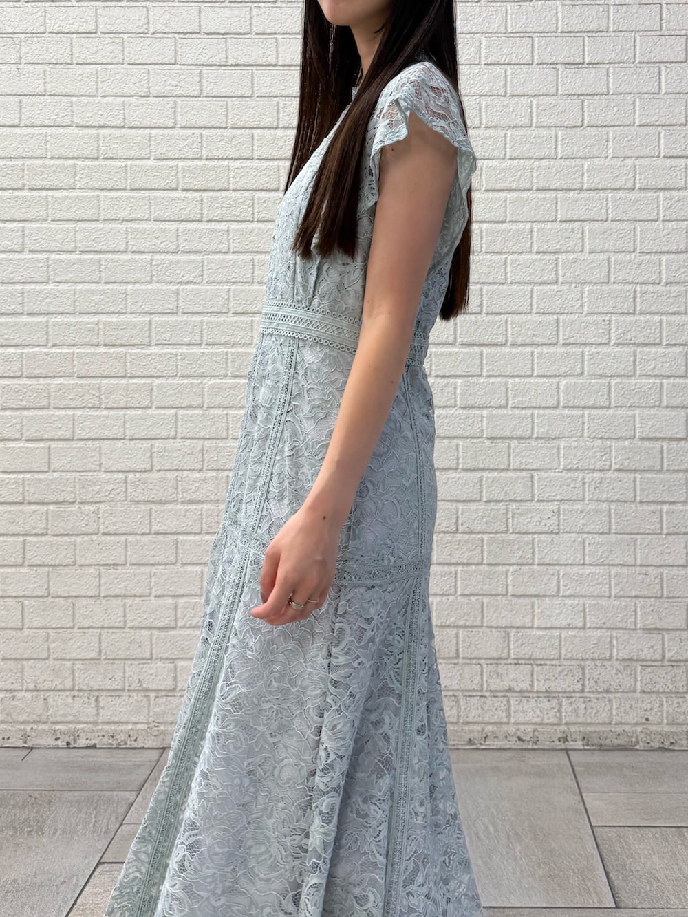 グリーン系のドレス、ホワイト系のパンプスを着用したレディースの秋コーディネートの6枚目の写真