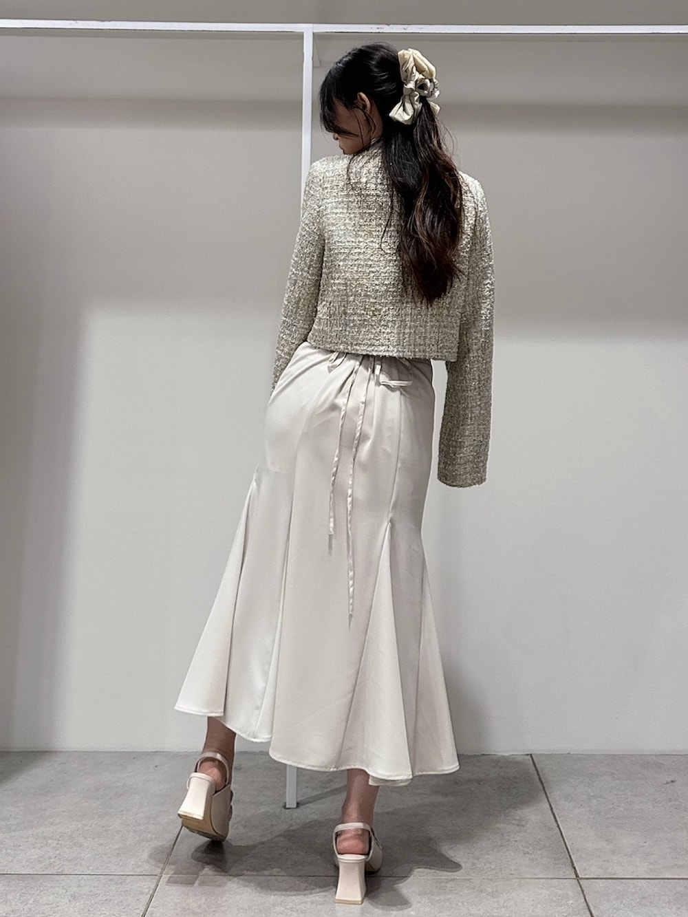 グリーン系のテーラードジャケット、ホワイト系のシャツ/ブラウス、ホワイト系のスカートを着用したレディースの春コーディネートの3枚目の写真