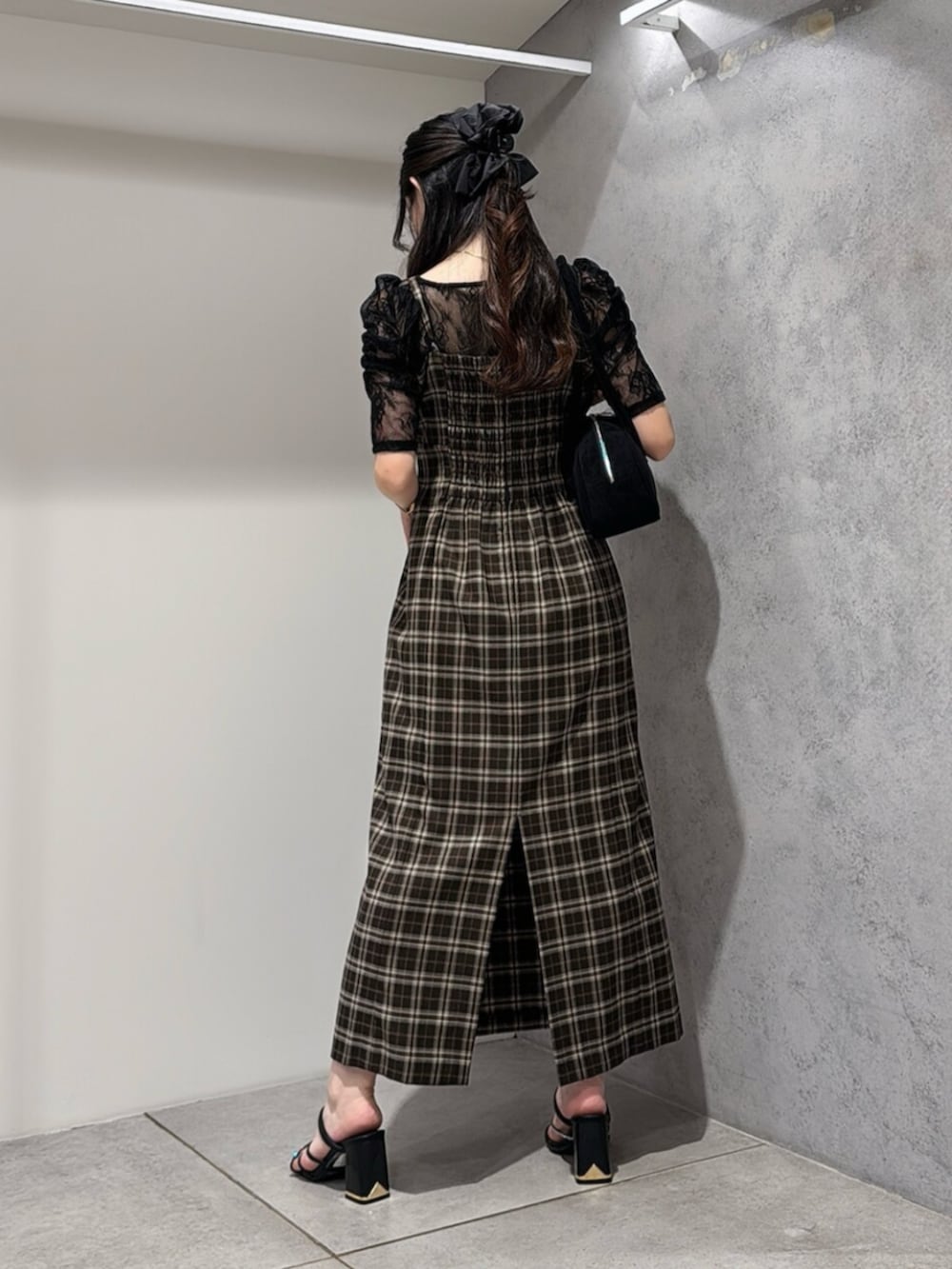 ブラック系のサンダル、ブラック系のTシャツ/カットソー、その他のワンピースを着用したレディースの夏コーディネートの3枚目の写真