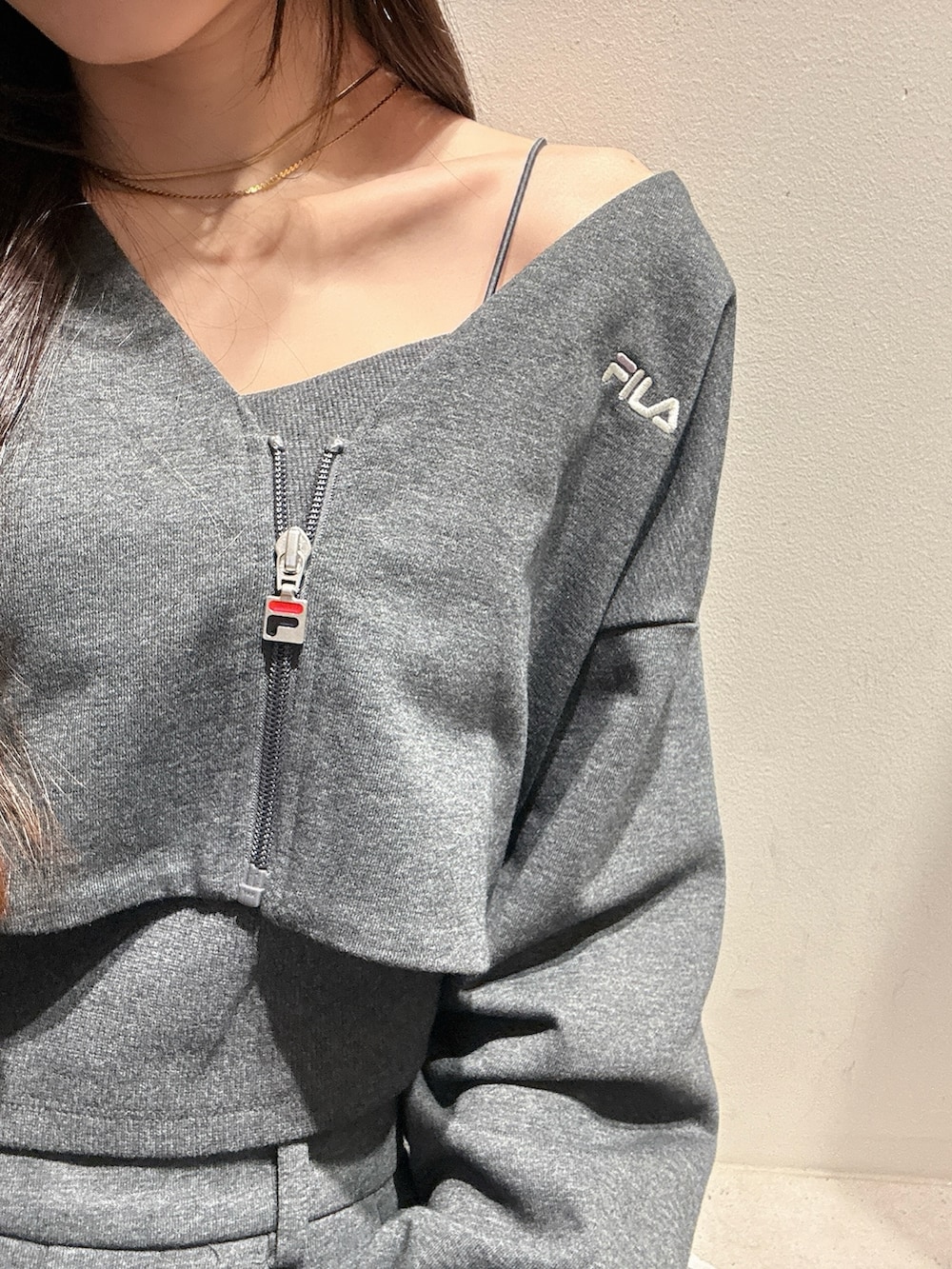 グレー系のTシャツ/カットソー、グレー系のその他パンツを着用したレディースの春コーディネートの7枚目の写真