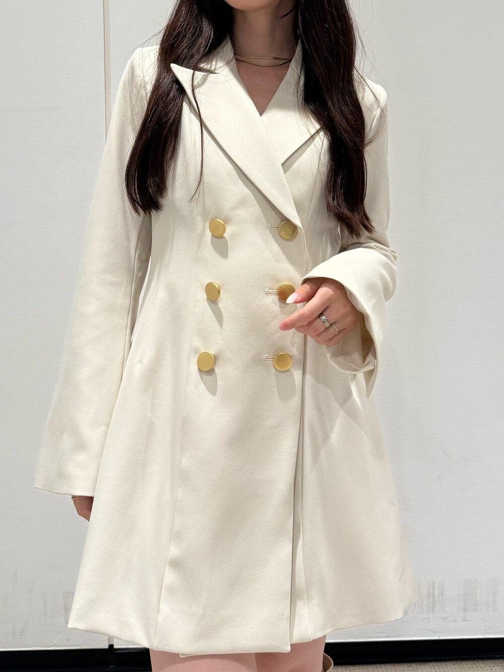 ホワイト系のワンピース、ベージュ系のブーツを着用したレディースの夏コーディネートの4枚目の写真