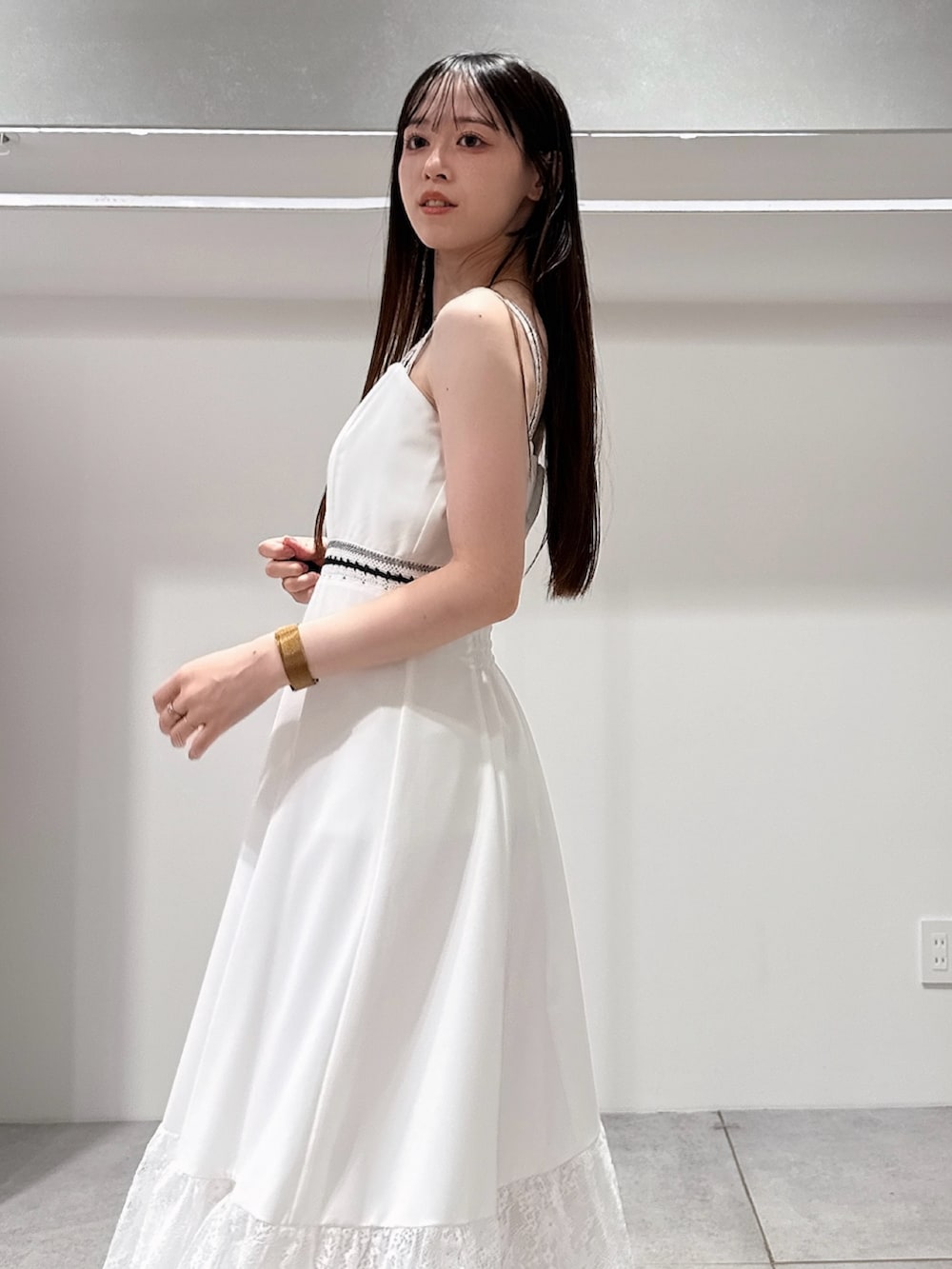 ホワイト系のワンピース、ホワイト系のサンダルを着用したレディースの夏コーディネートの5枚目の写真