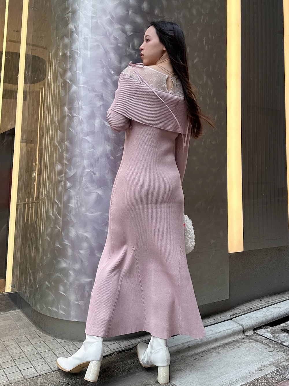 ピンク系のワンピース、ホワイト系のハンドバッグ、ホワイト系のブーツを着用したレディースの冬コーディネートの4枚目の写真