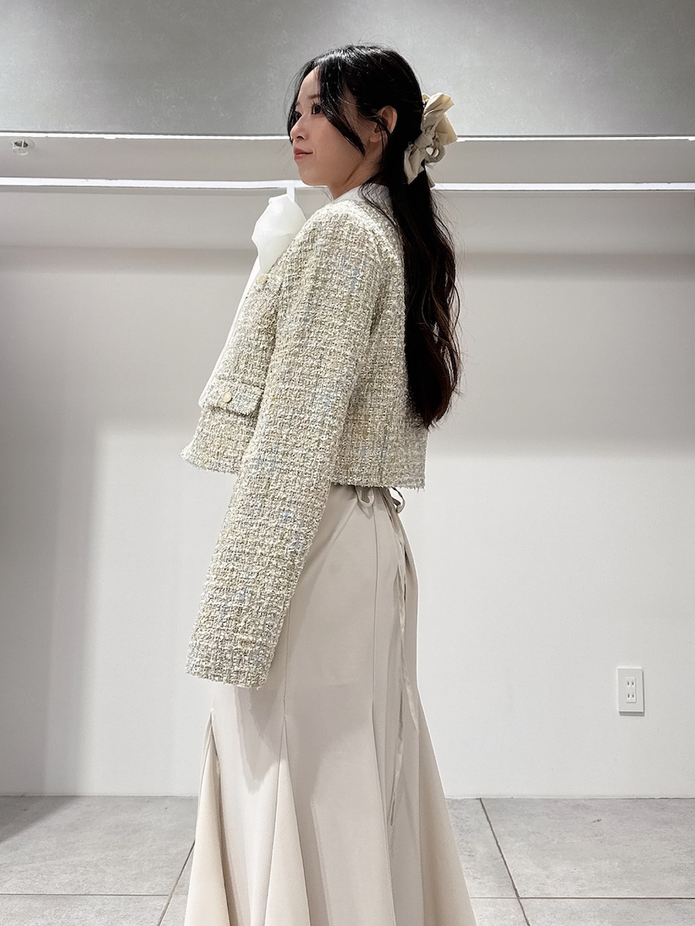 グリーン系のテーラードジャケット、ホワイト系のシャツ/ブラウス、ホワイト系のスカートを着用したレディースの春コーディネートの5枚目の写真