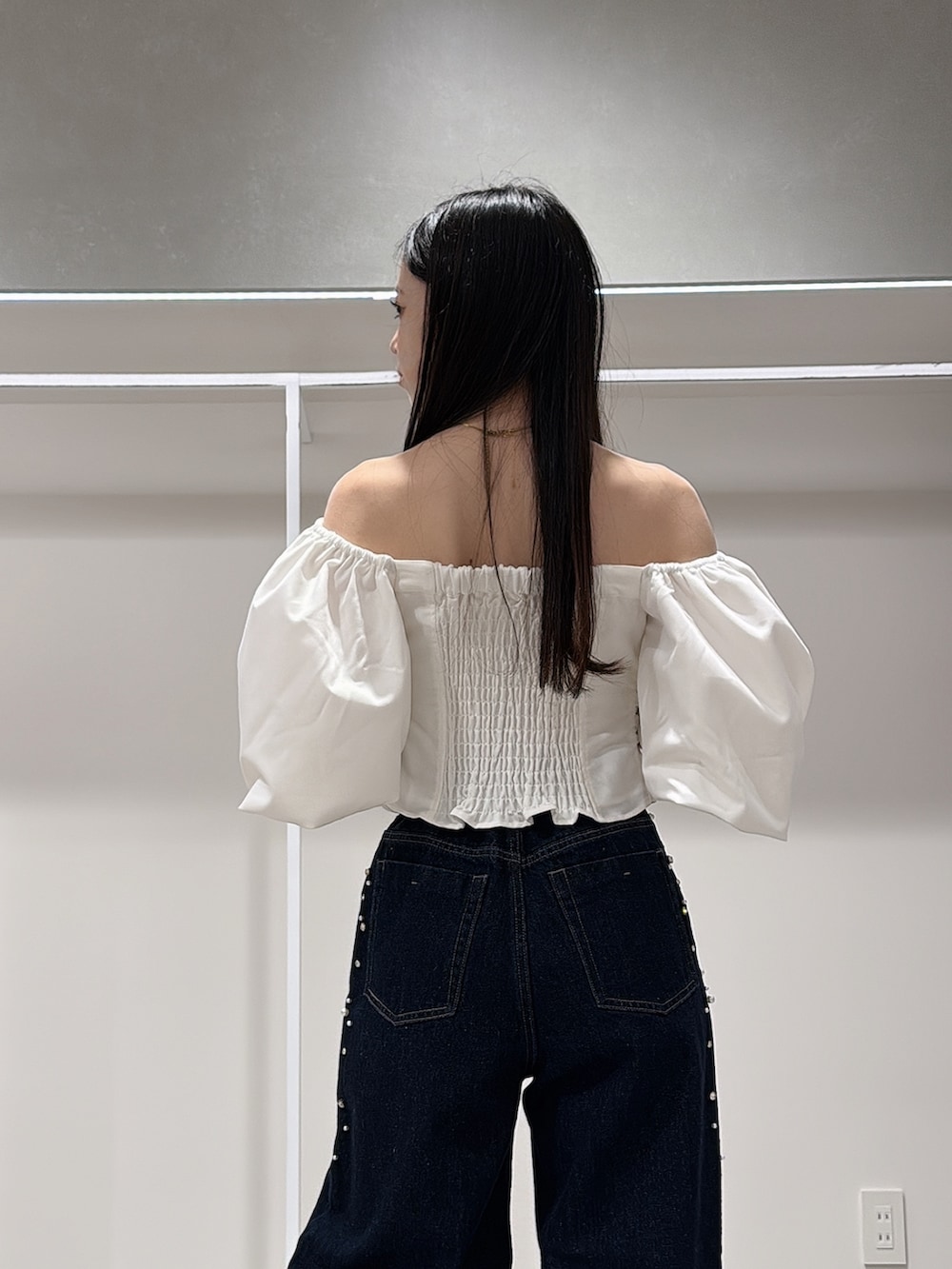 ホワイト系のシャツ/ブラウス、ブルー系のデニムパンツ、ブラック系のサンダルを着用したレディースの夏コーディネートの6枚目の写真