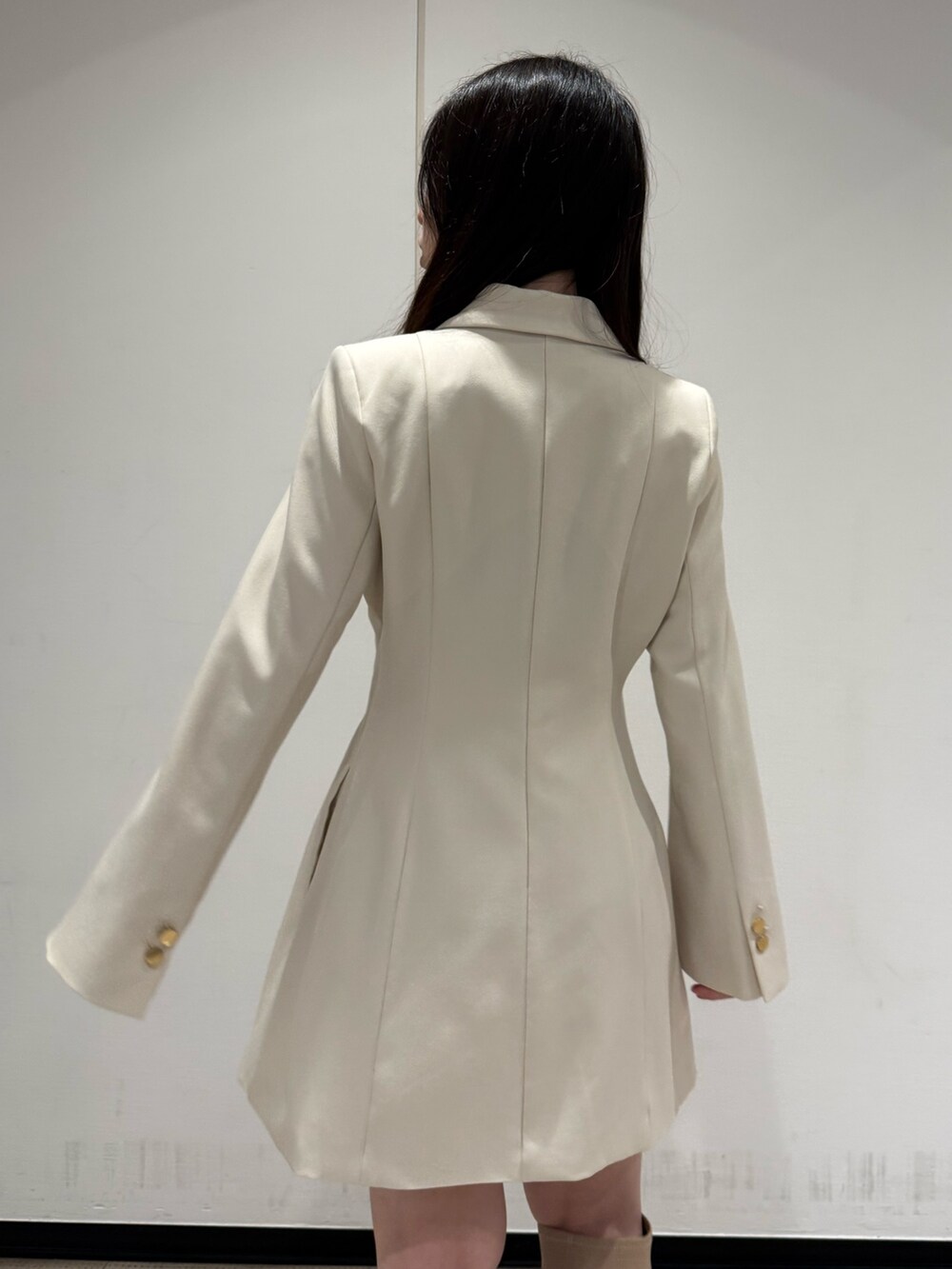 ホワイト系のワンピース、ベージュ系のブーツを着用したレディースの夏コーディネートの6枚目の写真