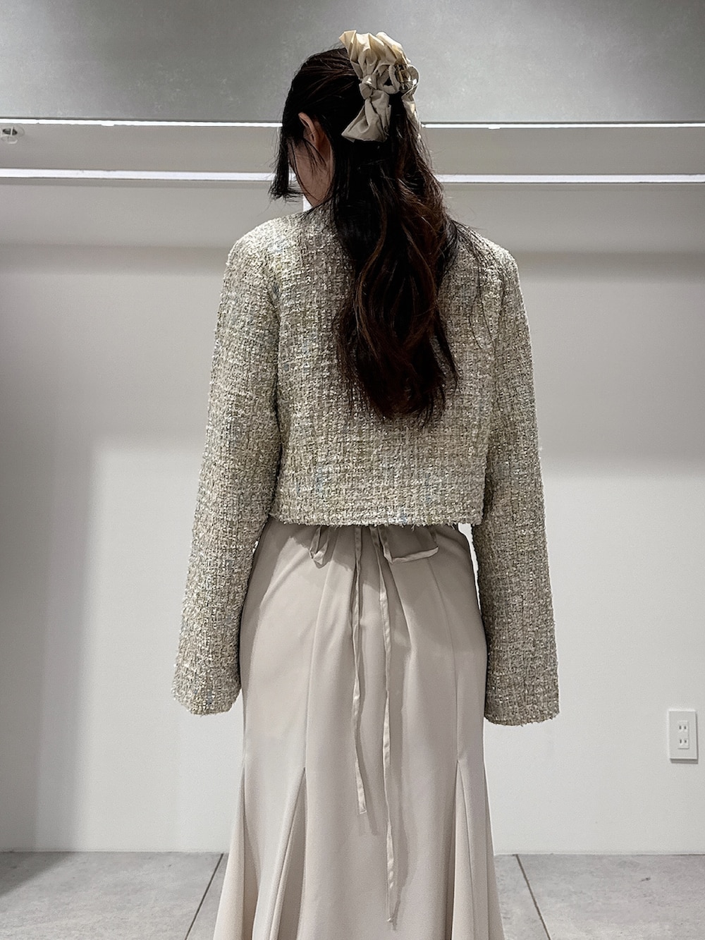 グリーン系のテーラードジャケット、ホワイト系のシャツ/ブラウス、ホワイト系のスカートを着用したレディースの春コーディネートの6枚目の写真