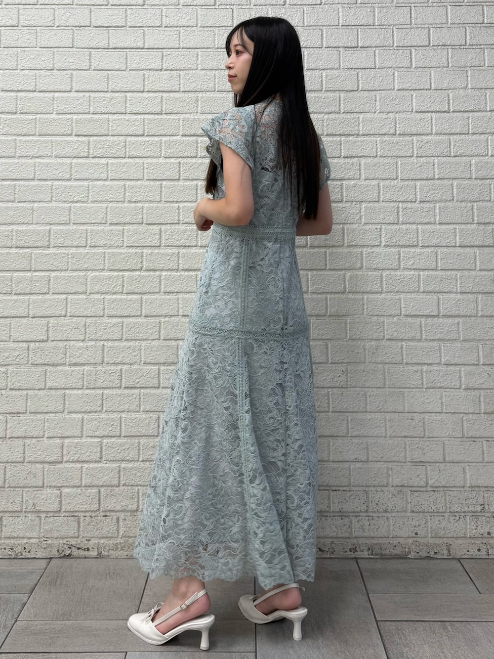 グリーン系のドレス、ホワイト系のパンプスを着用したレディースの秋コーディネートの4枚目の写真