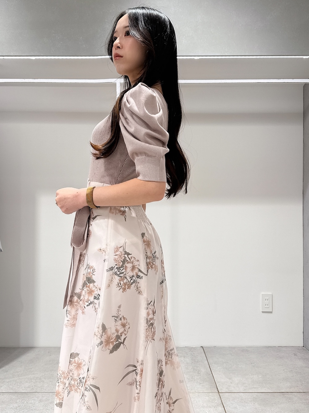 ベージュ系のワンピース、ブラウン系のハンドバッグ、ブラウン系のパンプスを着用したレディースの冬コーディネートの5枚目の写真