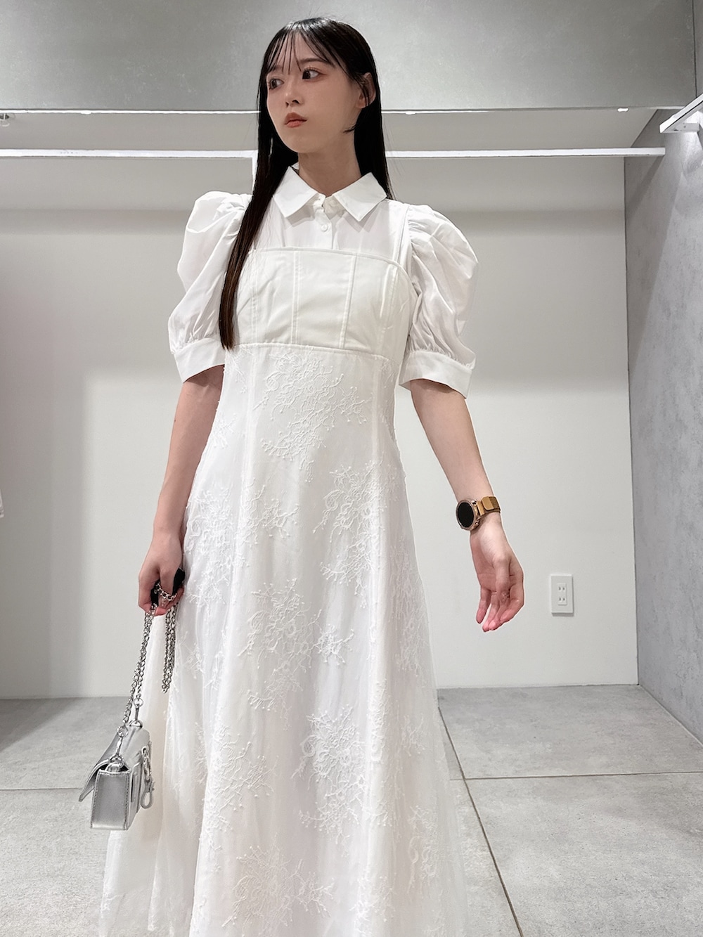 ホワイト系のワンピース、シルバー系のボディバッグ/ウエストポーチ、ホワイト系のサンダルを着用したレディースの夏コーディネートの5枚目の写真