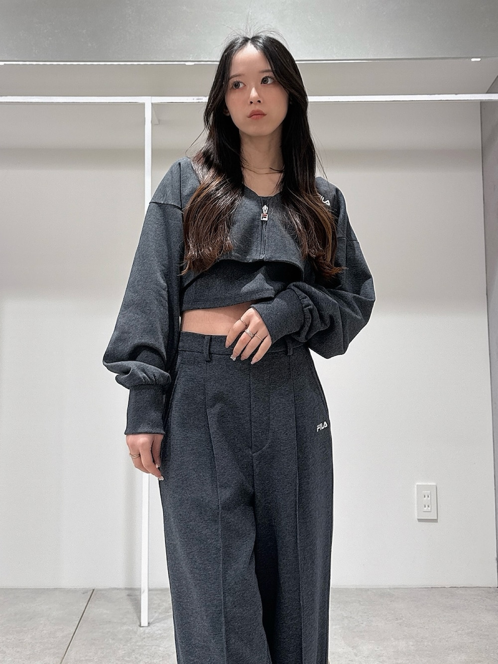 グレー系のTシャツ/カットソー、グレー系のその他パンツを着用したレディースの春コーディネートの4枚目の写真