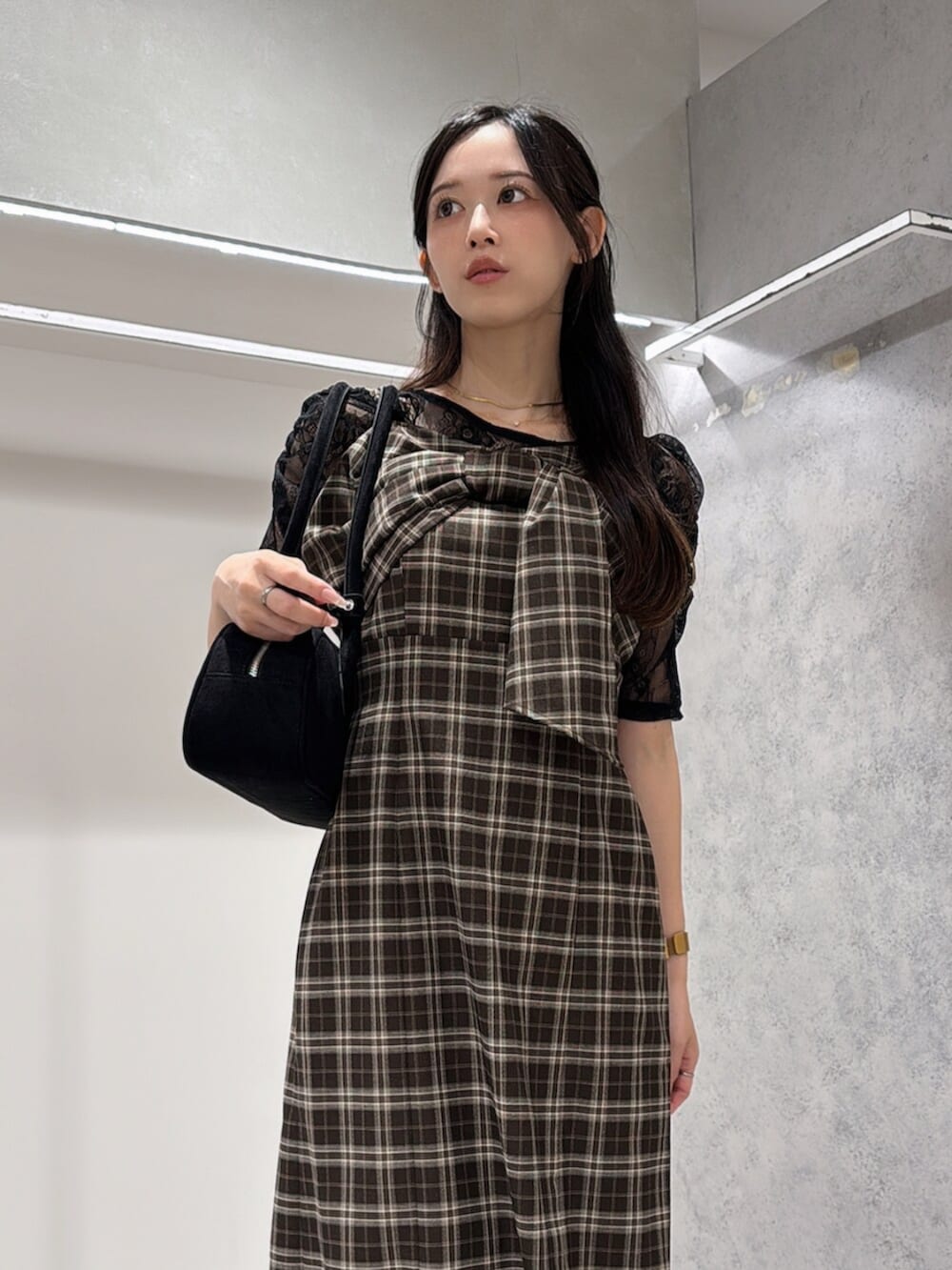ブラック系のサンダル、ブラック系のTシャツ/カットソー、その他のワンピースを着用したレディースの夏コーディネートの5枚目の写真