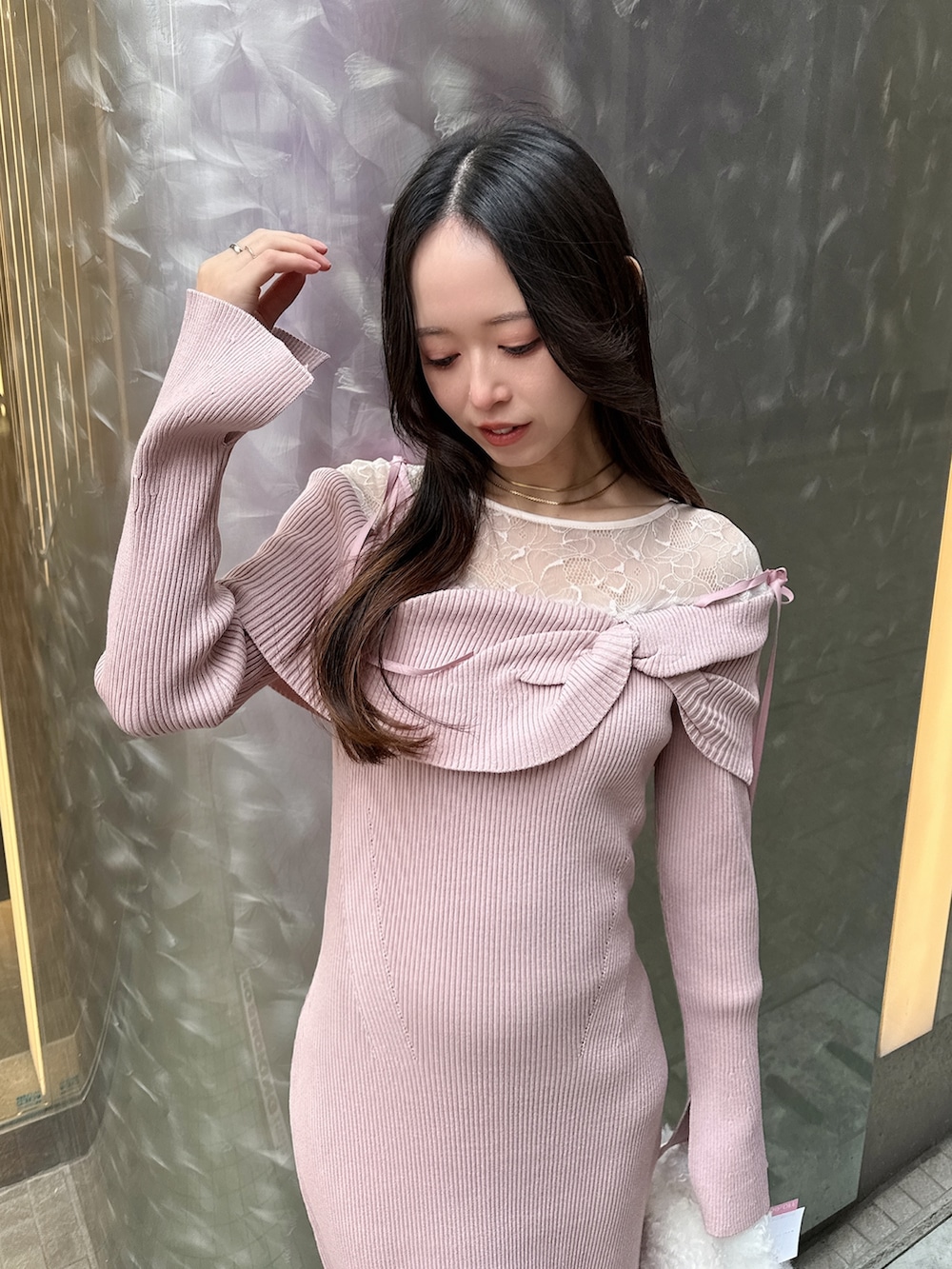 ピンク系のワンピース、ホワイト系のハンドバッグ、ホワイト系のブーツを着用したレディースの冬コーディネートの6枚目の写真