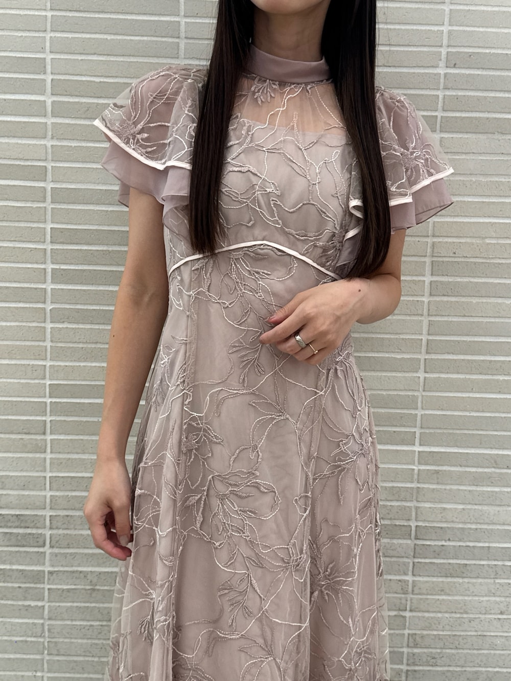 ピンク系のドレス、ホワイト系のパンプスを着用したレディースの秋コーディネートの4枚目の写真