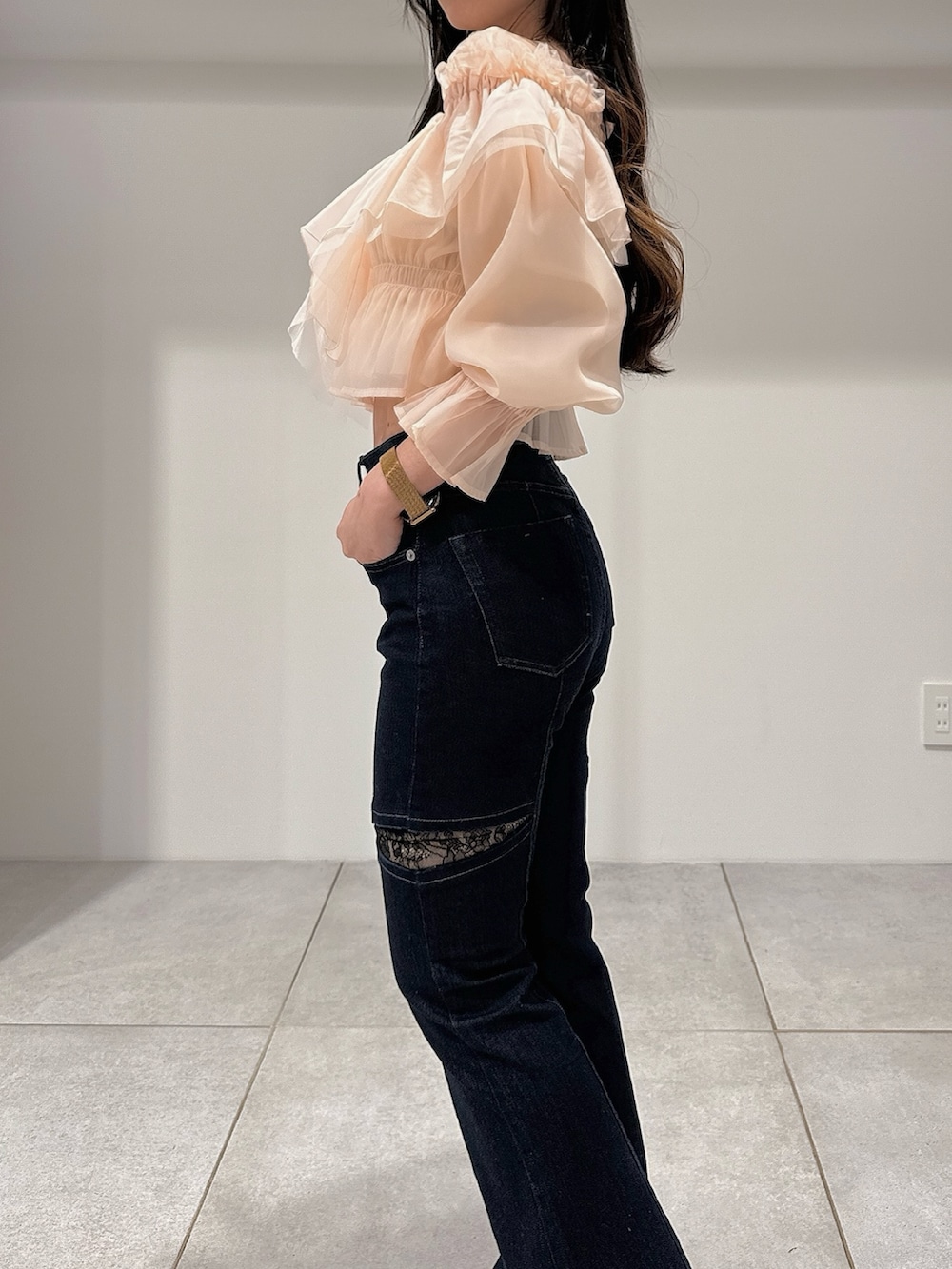 ピンク系のシャツ/ブラウス、ブルー系のデニムパンツ、ホワイト系のパンプスを着用したレディースの春コーディネートの6枚目の写真