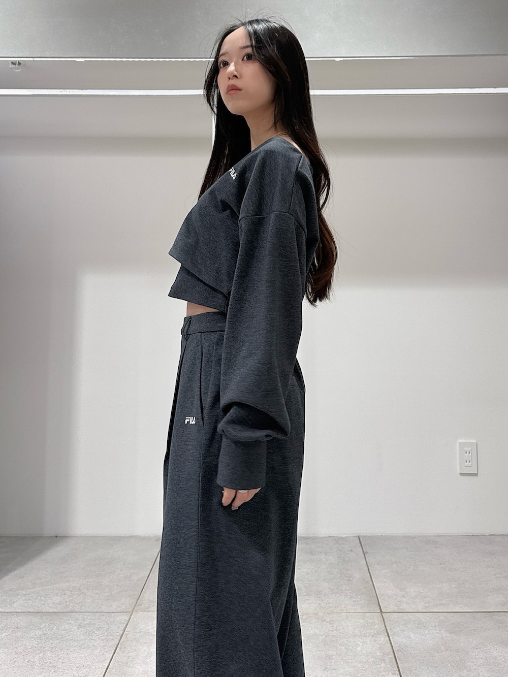 グレー系のTシャツ/カットソー、グレー系のその他パンツを着用したレディースの春コーディネートの5枚目の写真