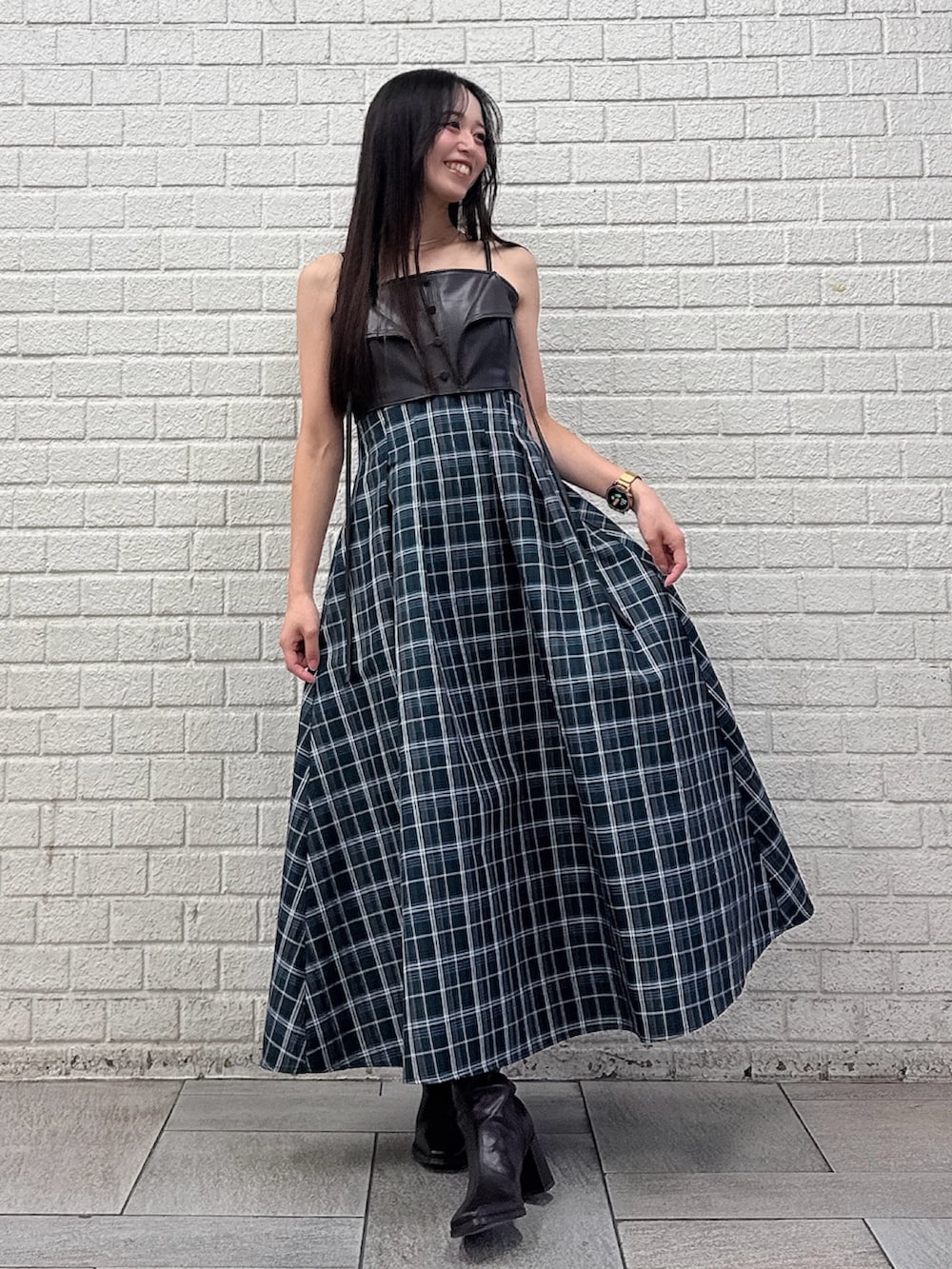 グリーン系のワンピース、ブラウン系のブーツを着用したレディースの秋コーディネートの4枚目の写真