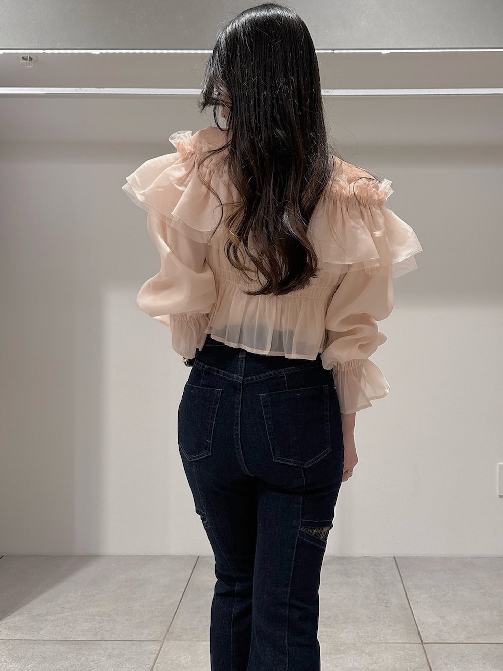 ピンク系のシャツ/ブラウス、ブルー系のデニムパンツ、ホワイト系のパンプスを着用したレディースの春コーディネートの7枚目の写真