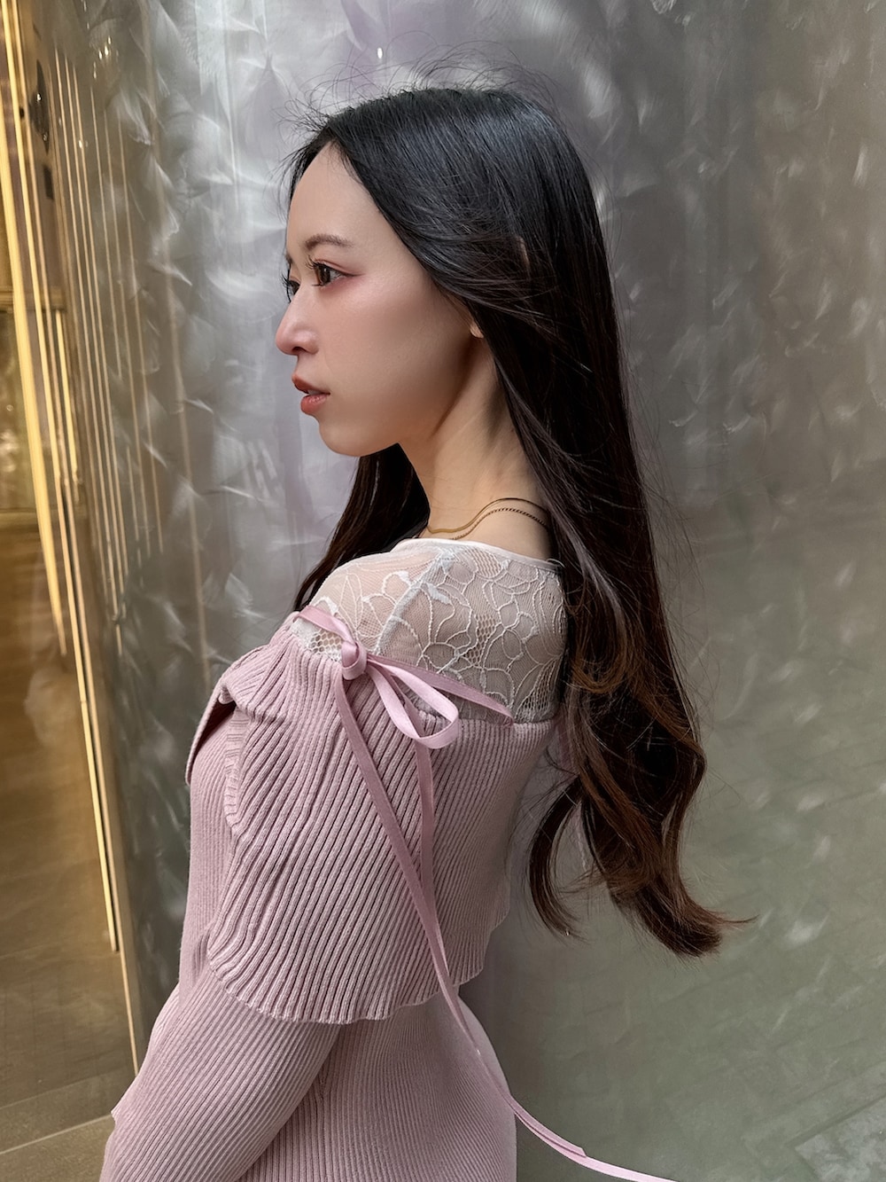 ピンク系のワンピース、ホワイト系のハンドバッグ、ホワイト系のブーツを着用したレディースの冬コーディネートの7枚目の写真