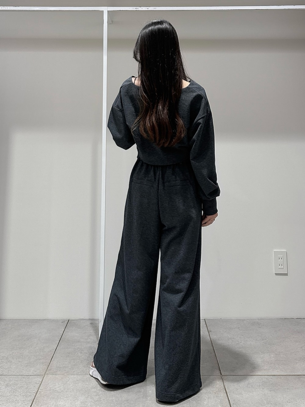 グレー系のTシャツ/カットソー、グレー系のその他パンツを着用したレディースの春コーディネートの3枚目の写真