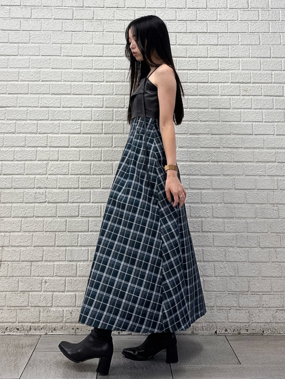 グリーン系のワンピース、ブラウン系のブーツを着用したレディースの秋コーディネートの2枚目の写真