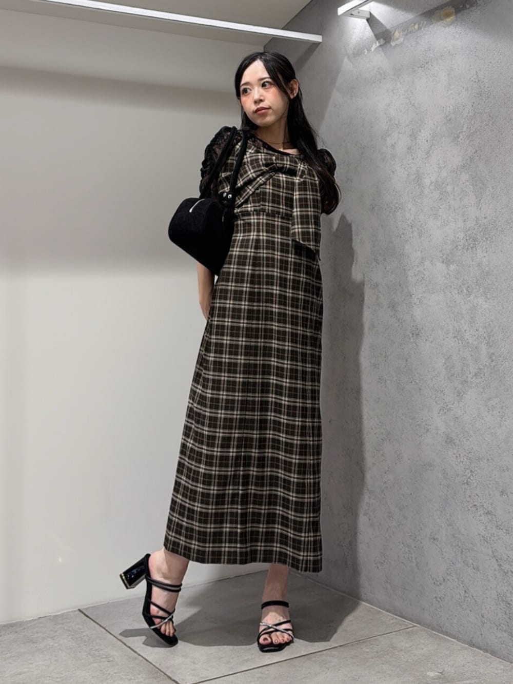ブラック系のサンダル、ブラック系のTシャツ/カットソー、その他のワンピースを着用したレディースの夏コーディネートの4枚目の写真