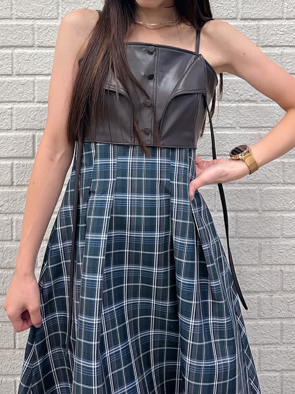 グリーン系のワンピース、ブラウン系のブーツを着用したレディースの秋コーディネートの5枚目の写真