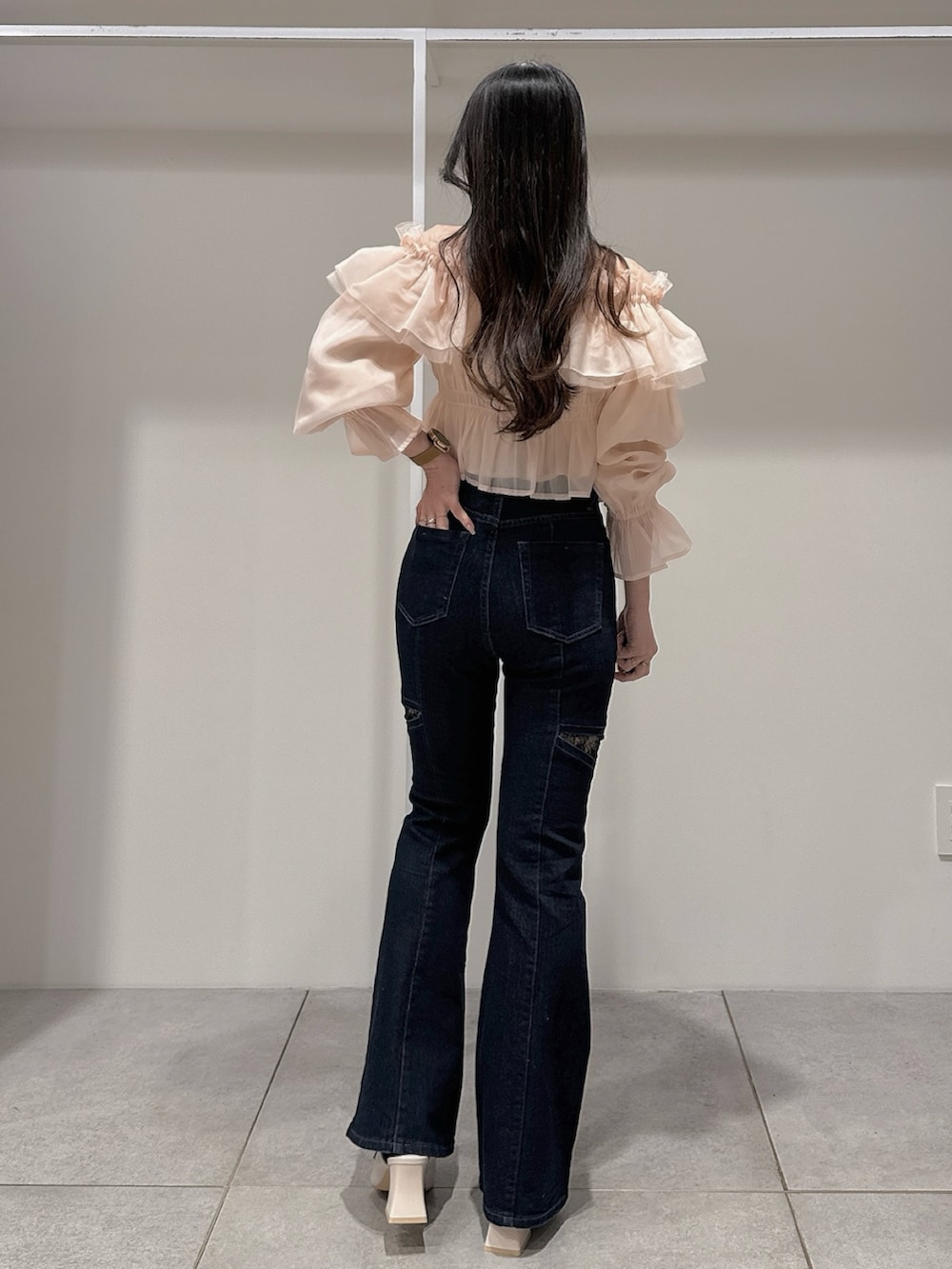 ピンク系のシャツ/ブラウス、ブルー系のデニムパンツ、ホワイト系のパンプスを着用したレディースの春コーディネートの3枚目の写真