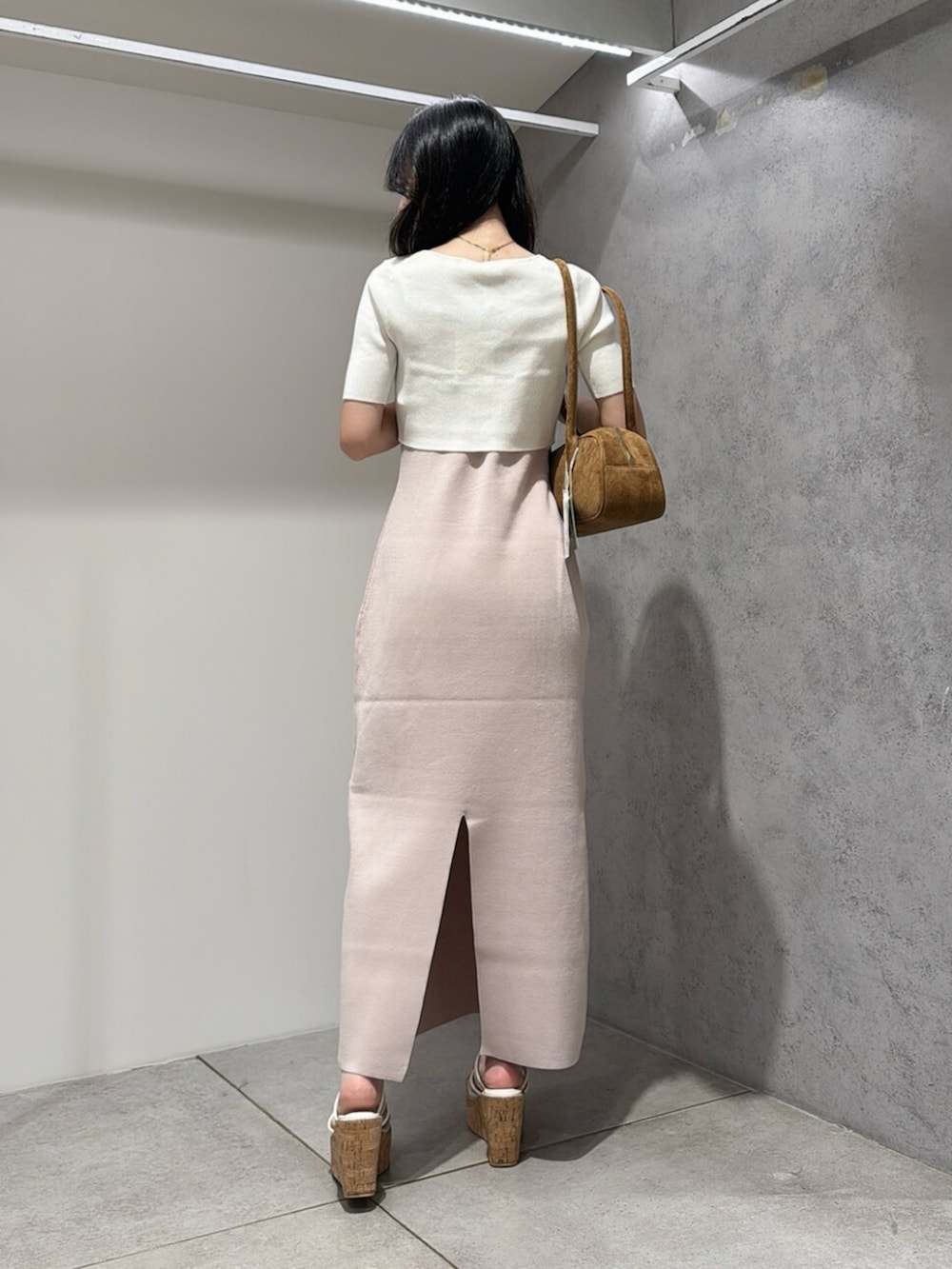 その他のサンダル、ブラウン系のハンドバッグ、ピンク系のワンピースを着用したレディースの夏コーディネートの3枚目の写真